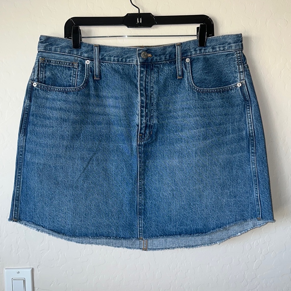 MADEWELL Ridge Denim A-Line Dolphin-Hem Mini Skirt in medium dark Wash SIZE 33 - Picture 4 of 16